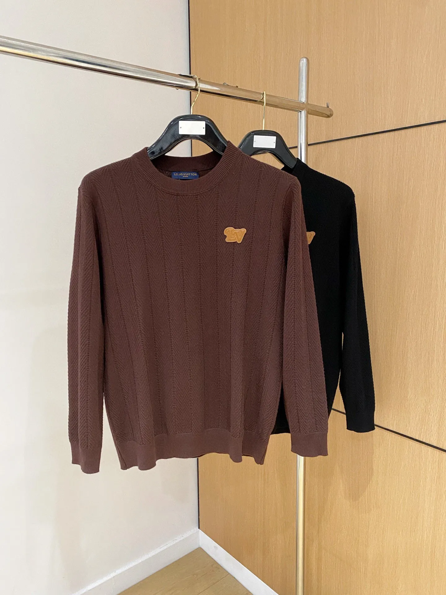 🅿️420 【LV Louis Vuitton】Autumn and winter classic round neck pullover sweater, in full condition! ! ! Wool blended fabric, the latest model in 2025, golden ratio! ! Slim-fitting soft gold, versatile and practical item, the combination and practicality are extremely powerful, simple and elegant, and classy! To create your own style, it is highly recommended to buy it in two colors. The standard slim fit tailoring process is suitable for both young and old men. It is knitted from wool and will not cause any discomfort! While keeping warm, it is stylish, textured and wearable, and the classic logo with contrasting colors on the chest feels in place! ! Recommended for regular customers! ! Size M-3XL (maximum wear: 190 pounds)
